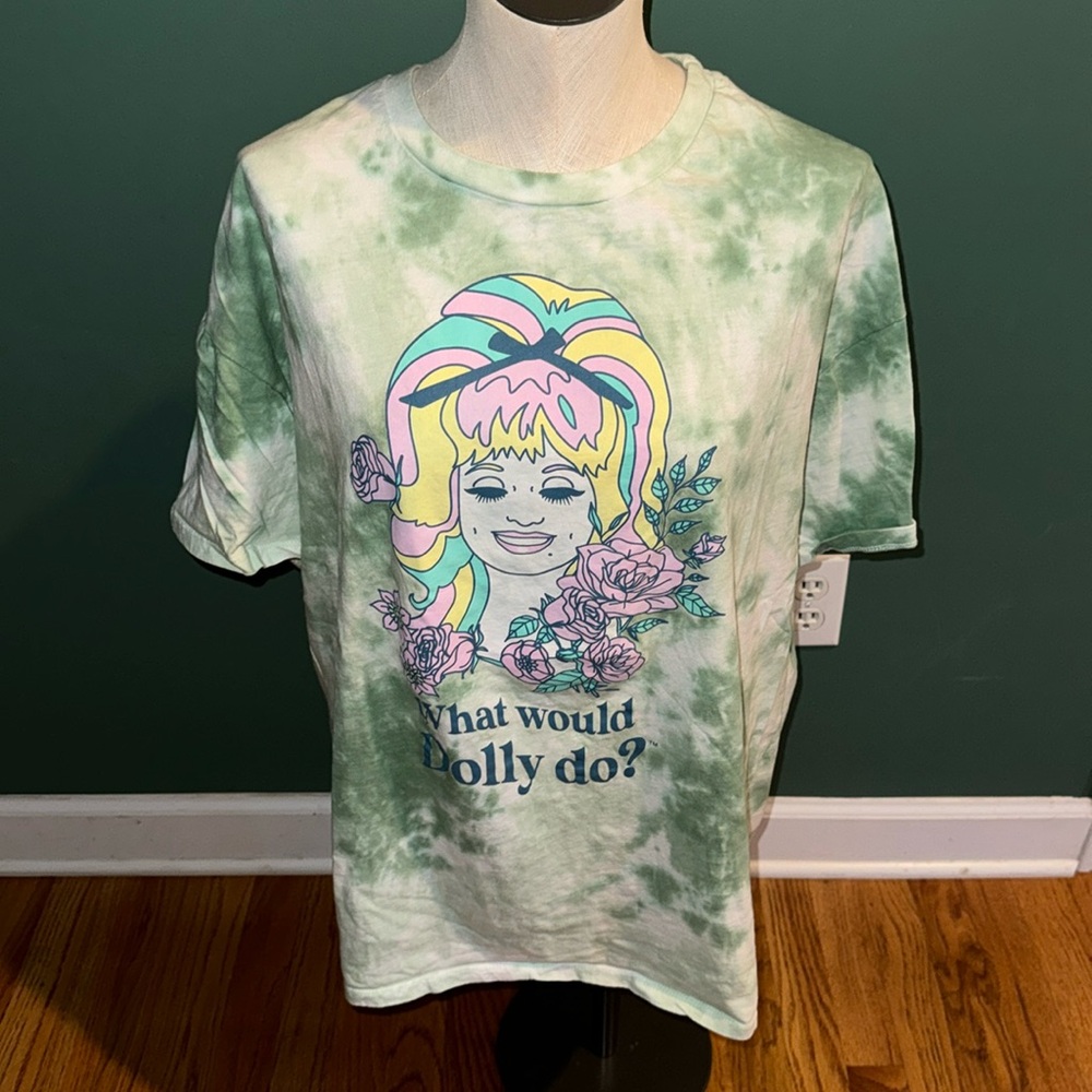 ❄️Dollywood‎ “what would Dolly do?” Shirt. XL
